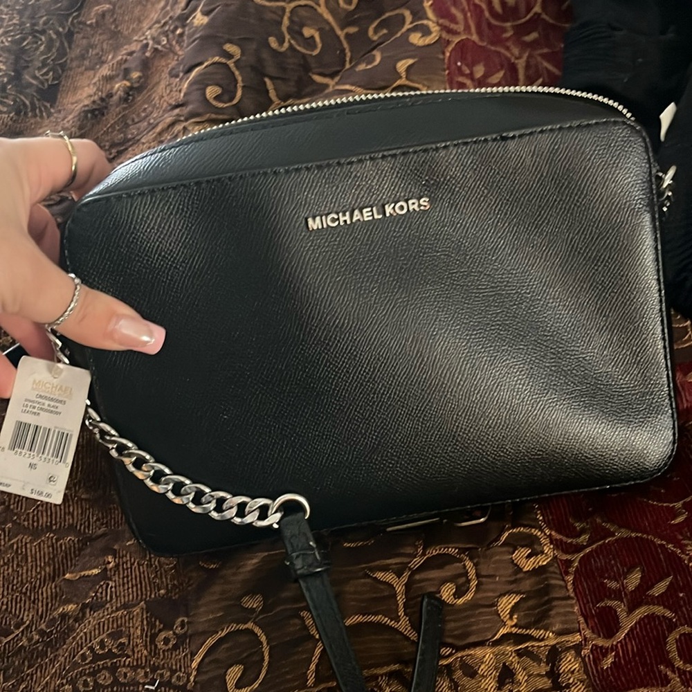 Micheal kors crossbody black with silver chain